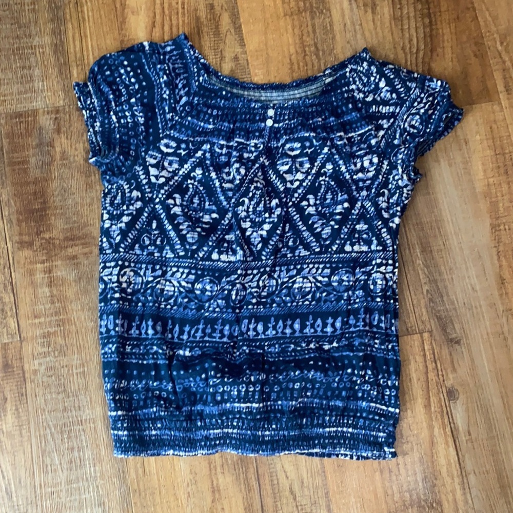 Chaps blue and white Aztec design short sleeve banded waist  top size petite M